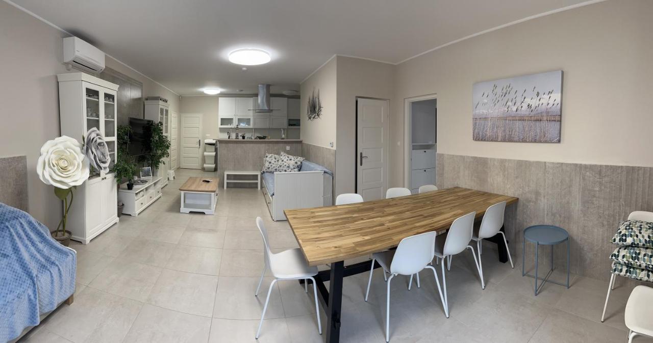 Topart Apartman I บาลาตอนเฟนีแวช ภายนอก รูปภาพ